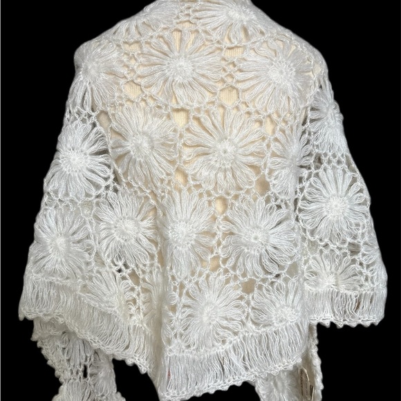 Vintage 1930’s Elegant Soft White Crochet Shawl - Picture 3 of 5